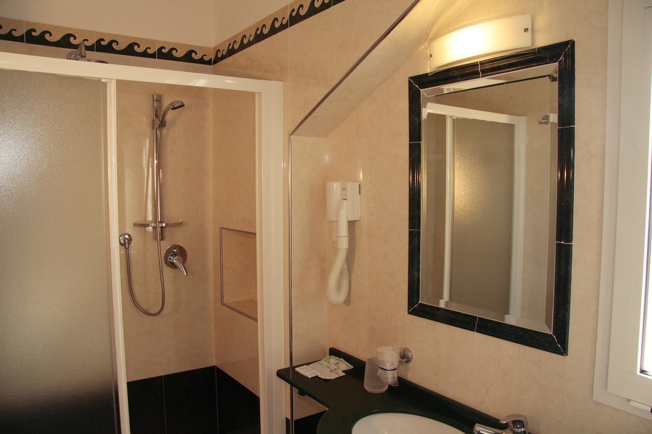 Hotel Bellevue Cattolica Exterior foto
